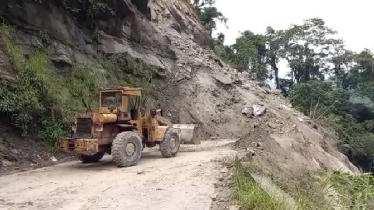 সেবকে পরপর ধস, পাহাড়-ডুয়ার্সগামী রাস্তায় ব্যাপক যানজট