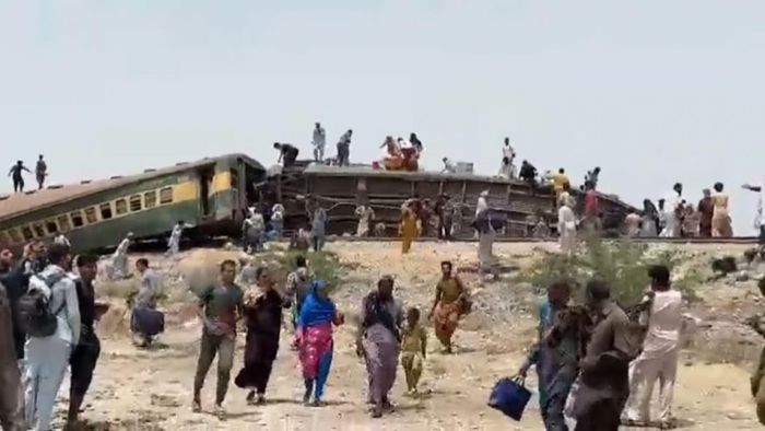 পাকিস্তানে করাচি থেকে রাওয়ালপিন্ডিগামী হাজারা এক্সপ্রেসে দুর্ঘটনা, মৃত ২২