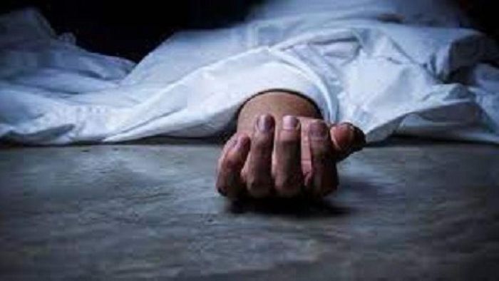 এক বছর আগে বাবার, এবার মায়ের মৃতদেহও আগলে বসে রইল মেয়ে, জলপাইগুড়িতে চাঞ্চল্য়