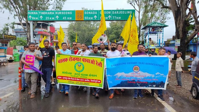 শিলিগুড়ি-দার্জিলিং রুটে ছোট গাড়ি চলাচল বন্ধ, ব্যাপক বিক্ষোভ