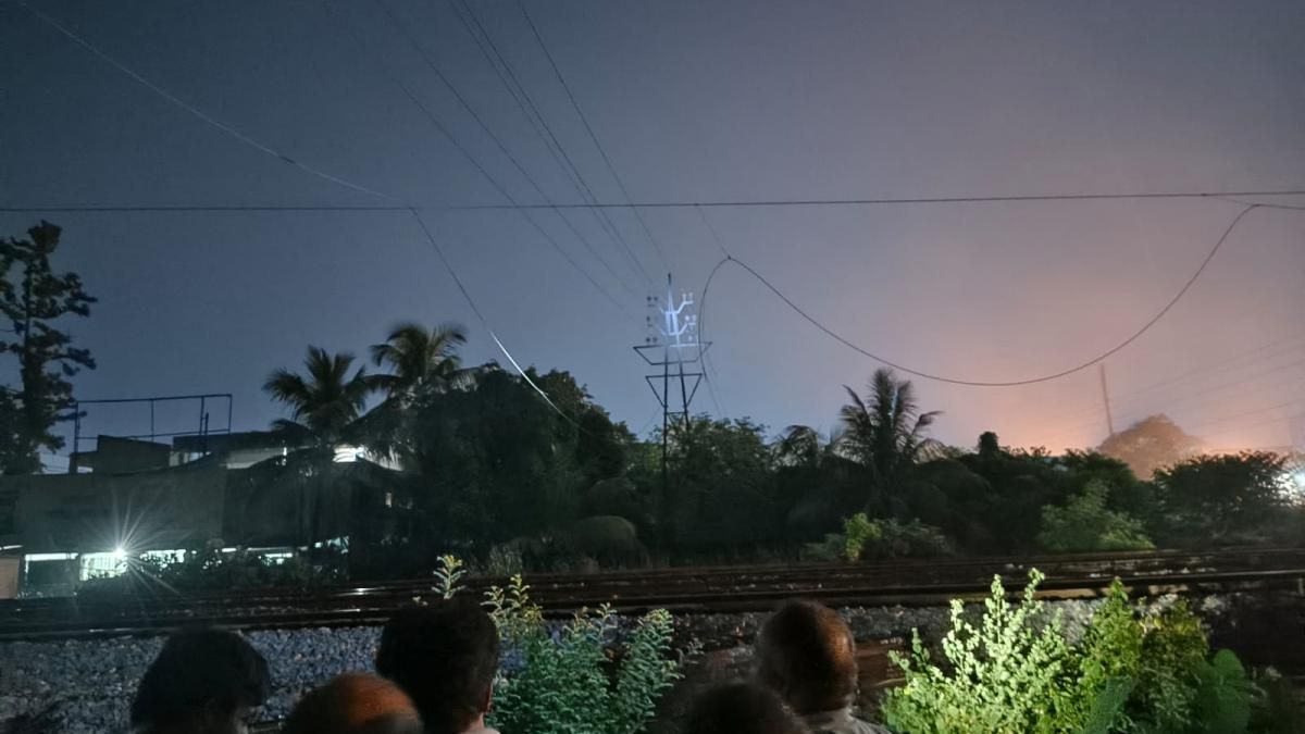 রেললাইনের উপর ছিড়ে পড়ল বিদ্যুতের তার, ব্যান্ডেল-বাঁশবেড়িয়া যোগাযোগ বিচ্ছিন্ন