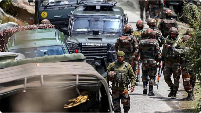 অনন্তনাগ জেলার কোকেরনাগ হালুড়া গান্ডুল এলাকায় নিরাপত্তা বাহিনী ও জঙ্গিদের মধ্যে গোলাগুলি চলছে।