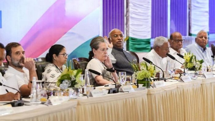 INDIA-জোটের বৈঠকে সব বিরোধী, 'সেরা ভারত গড়তে লড়ছি,' বললেন মমতা