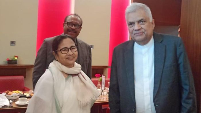 দুবাই বিমানবন্দরে শ্রীলঙ্কার প্রেসিডেন্টের সঙ্গে দেখা মমতার