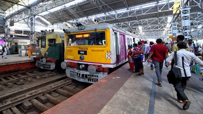 হাওড়ায় বাতিল প্রচুর ট্রেন, সপ্তাহান্তে চরম ভোগান্তির আশঙ্কা নিত্যযাত্রীদের!