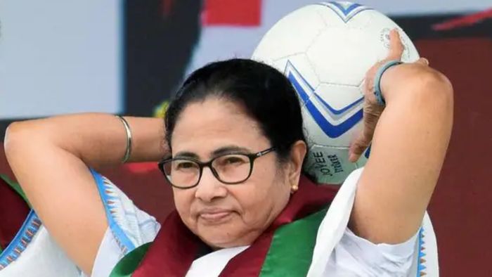 মোহনবাগানের অনুষ্ঠানে ফুটবল হাতে নিয়ে মমতা বন্দ্যোপাধ্যায়।