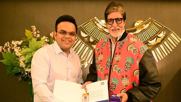 অমিতাভের হাতে টিকিট তুলে দিলেন জয় শাহ