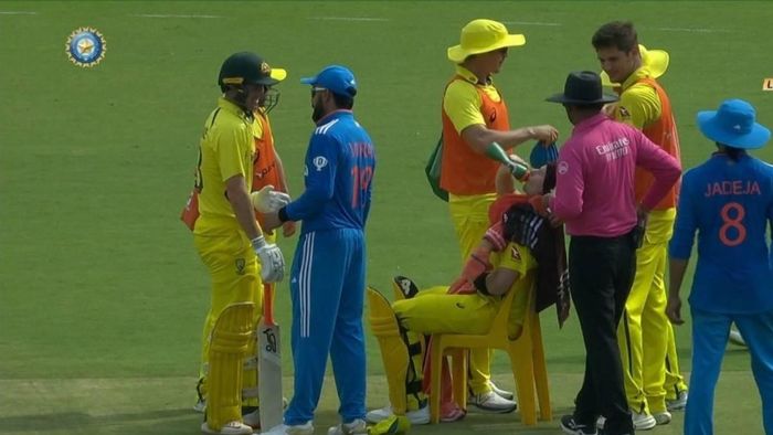 মাঠের মধ্যে চেয়ার নিয়ে স্মিথ