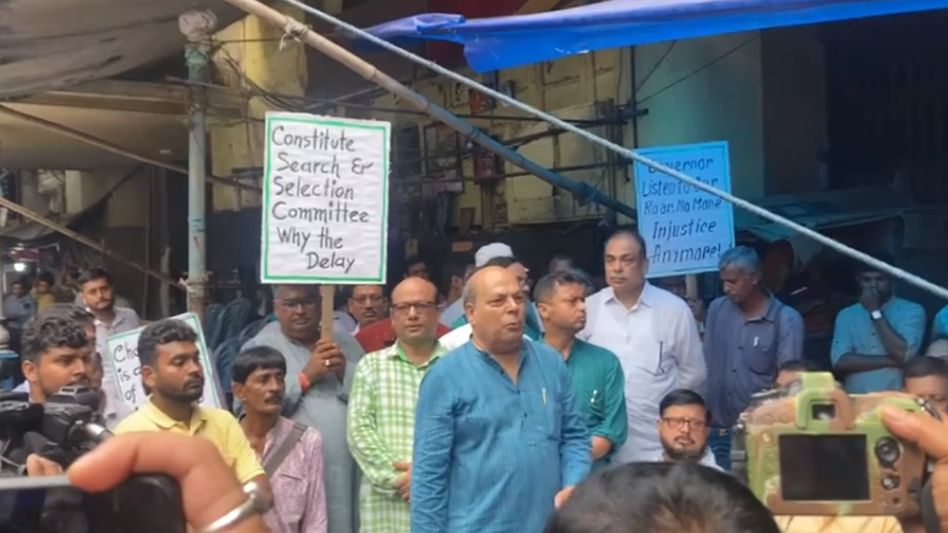 রাজভবনের সামনে ধর্নায় রাজ্যের নিযুক্ত প্রাক্তন উপাচার্যরা, কী দাবি? রাজভবনের সামনে ধর্নায় রাজ্যের নিযুক্ত প্রাক্তন উপাচার্যরা, কী দাবি?