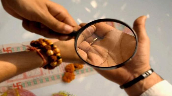 হস্তরেখায় সূর্য রেখাকেও খুব বিশেষ ধরা হয়।