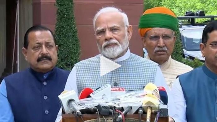 প্রধানমন্ত্রী বলেন, 'আগামীকাল গণেশ চতুর্থী। গণেশ বিঘ্ন দূর করেন বলে মনে করা হয়। ভারতেরও উন্নয়নের রাস্তায় কোনও বিঘ্ন আসতে দেওয়া যাবে না।'