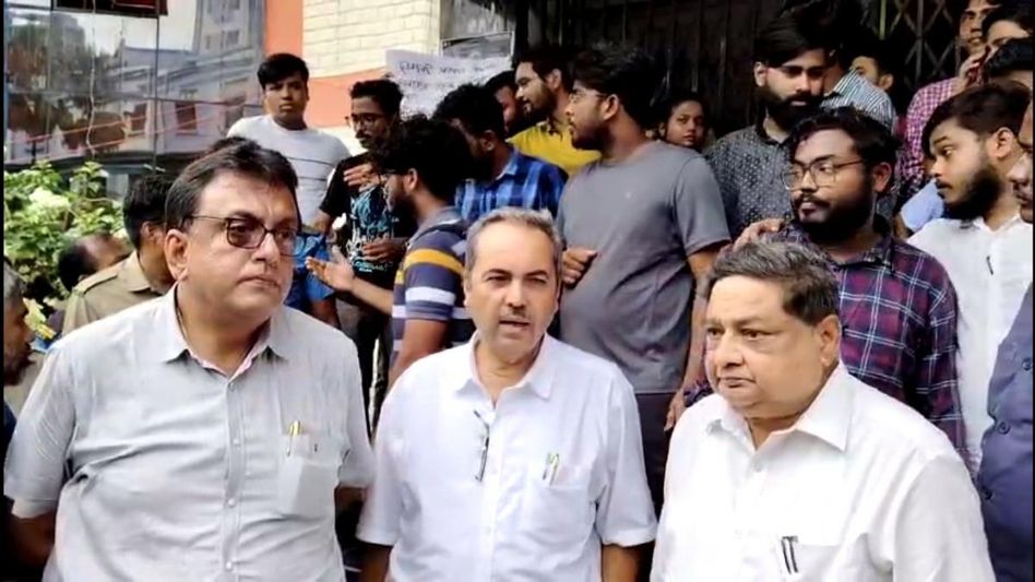 ব়্যাগিংয়ের অভিযোগে উত্তাল আর জি কর, অধ্যক্ষের বদলিতে শান্তনুকে ঘিরে বিক্ষোভ ব়্যাগিংয়ের অভিযোগে উত্তাল আর জি কর, অধ্যক্ষের বদলিতে শান্তনুকে ঘিরে বিক্ষোভ