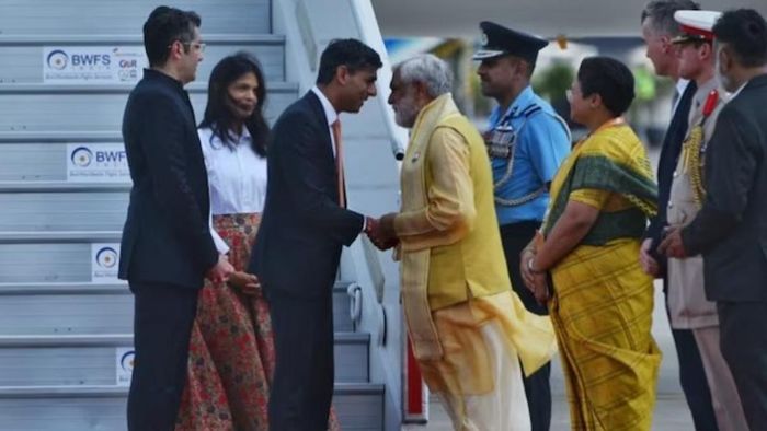 বিমানবন্দরে ঋষি সুনক