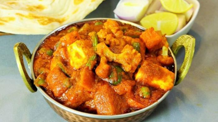 সর্ষে দিয়ে সবজি খেতেও সুস্বাদু, দারুণ পুষ্টিকরও বটে। গরম ভাতের সঙ্গে খেতেও দুর্দান্ত। ট্রাই করে দেখতেই পারেন এই হারিয়ে যাওয়া বাঙালি রেসিপি।