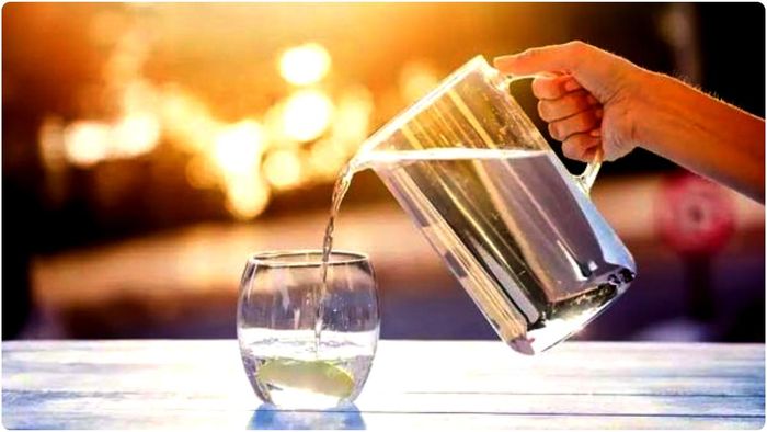 বাড়িতে পানীয় জলের পাত্র রাখুন সঠিক জায়গায়, নইলে বাড়বে দারিদ্র-স্বাস্থ্য সমস্যা!