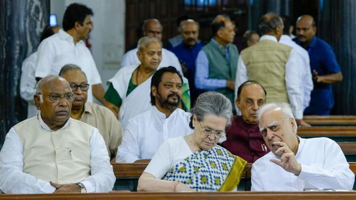 INDIA-বৈঠকে হঠাত্ কপিল সিব্বল কেন? বিতর্কে রাহুল বললেন, 'নো অবজেকশন'