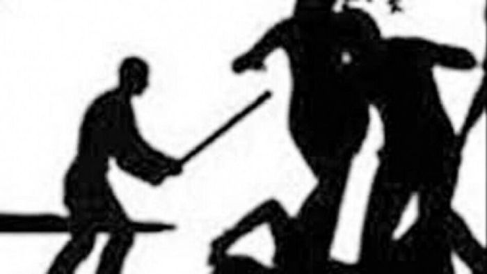 বিবাহ বহির্ভূত সম্পর্কের অভিযোগে গৃহবধূকে ন্যাড়া করে মারধর, উত্তেজনা করণদিঘিতে