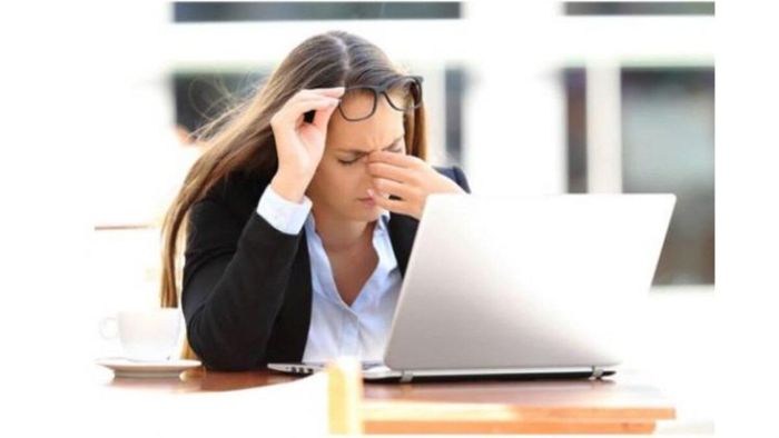 দীর্ঘক্ষণ কম্পিউটারে কাজ করলে শুকিয়ে যায় চোখ, কীভাবে আটকাবেন?