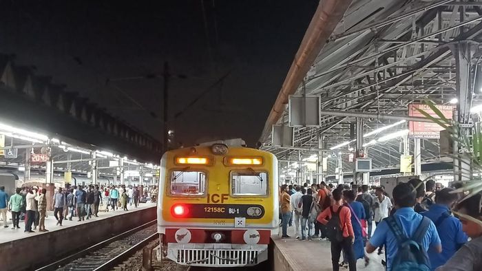 হকার বিক্ষোভে অব্যাহত, হুগলি স্টেশনে গোলমালের জেরে বন্ধ আপ-ডাউন সব ট্রেনই