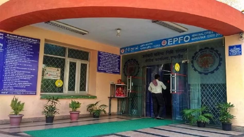 PF-এ আবার সুদ কমছে? ৬ কোটি গ্রাহকের ধাক্কা লাগার সম্ভাবনা PF-এ আবার সুদ কমছে? ৬ কোটি গ্রাহকের ধাক্কা লাগার সম্ভাবনা