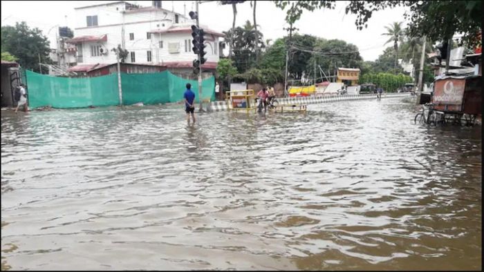 বাঁধ ভেঙে প্লাবিত মালদা-দুই দিনাজপুর ও জলপাইগুড়ি, টানা দুর্যোগে বিপর্যস্ত উত্তরবঙ্গ
