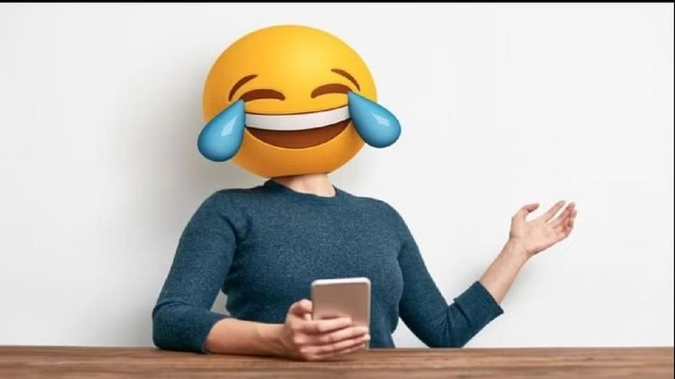 ছেলেদের নিয়ে দুই যুবতীর কথা, না জানলে বড় মিস কিন্তু! পড়ুন হাসির JOKES ছেলেদের নিয়ে দুই যুবতীর কথা, না জানলে বড় মিস কিন্তু! পড়ুন হাসির JOKES