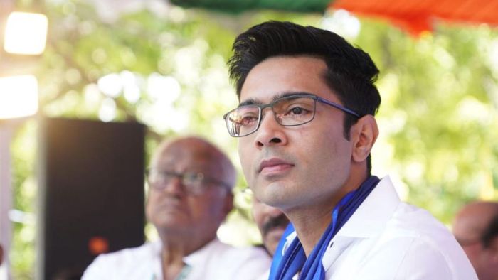 অভিষেক বলেন, 'কেন্দ্র না দিলে বাংলার জনপ্রতিনিধিরা নিজেদের বেতন দিয়ে ২,৫০০ মানুষের টাকা মেটাবেন।'