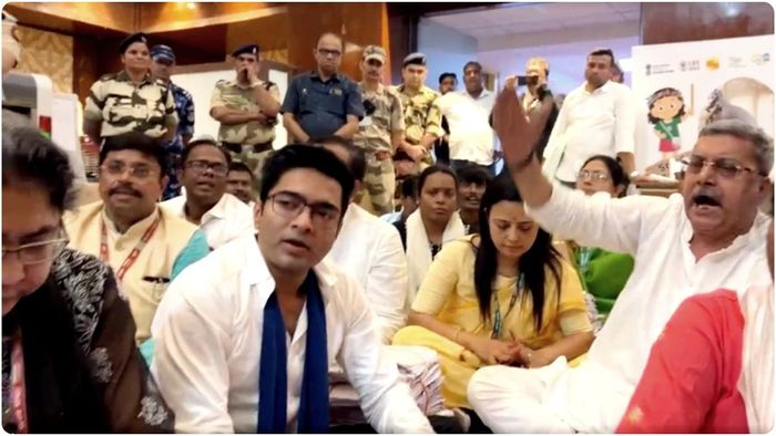 অভিষেক বন্দ্যোপাধ্যায়, মহুয়া মৈত্ররা দীর্ঘক্ষণ কেন্দ্রীয় প্রতিমন্ত্রীর ঘরের বাইরে বসে অপেক্ষা করলেও তাঁর দেখা পেলেন না।