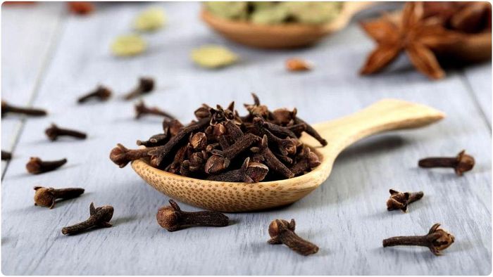 আর্থিক সমস্যায় জর্জরিত? শারদ পূর্ণিমায় লবঙ্গের এই বিশেষ প্রতিকারে মিলবে মুক্তি!