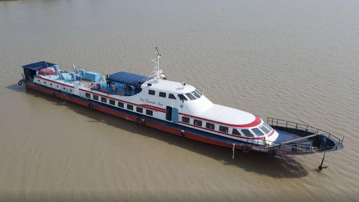 ডায়মন্ডহারবার থেকে সরাসরি এই ক্রুজে করে গঙ্গাসাগরের কচুবেড়িয়া যাওয়া যাবে।