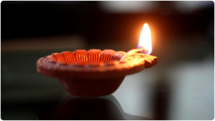 বাড়িতে প্রদীপ জ্বালানোর সময় এই একটি কাজ করুন, টাকার বৃষ্টি হবে সংসারে!