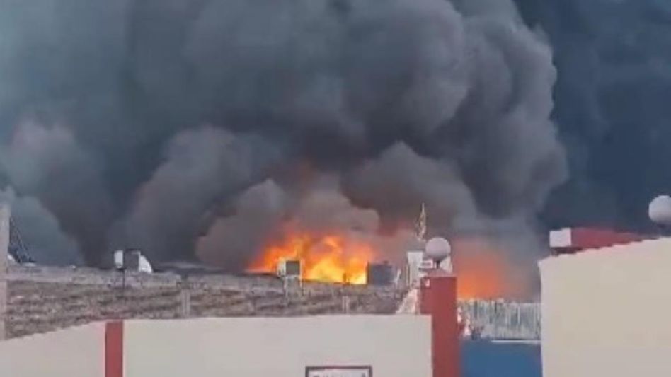 হাওড়ার সাঁকরাইলে তেলের গোডাউনে ভয়াবহ আগুন, এলাকা ভরেছে কালো ধোঁয়ায় হাওড়ার সাঁকরাইলে তেলের গোডাউনে ভয়াবহ আগুন, এলাকা ভরেছে কালো ধোঁয়ায়