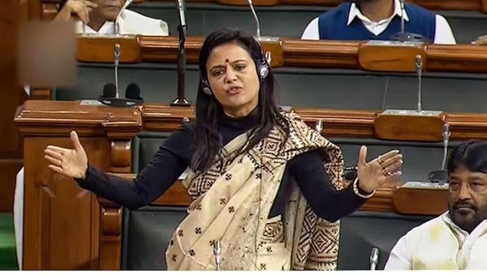 সাংসদ মহুয়া মৈত্র