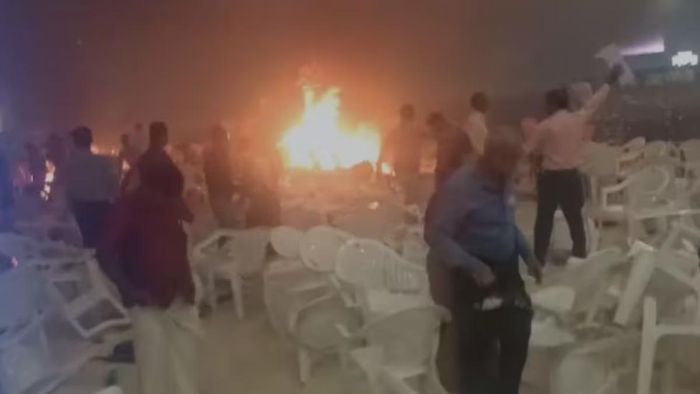 দাউ দাউ করে জ্বলছে চেয়ার