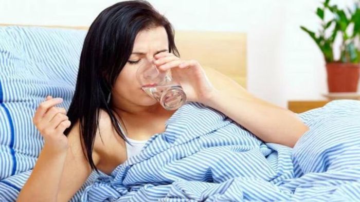 গলা ব্যথা, সর্দি-কাশিতে বারবার গরম জল খাচ্ছেন; উপকারি না বিপজ্জনক?