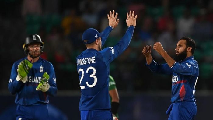 প্রথমেই ব্যাট করতে নামে ডিফেন্ডিং চ্যাম্পিয়ন।