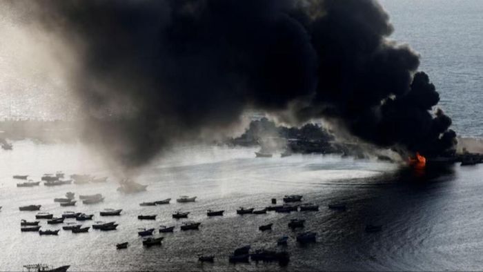 ১০ অক্টোবর গাজার সমুদ্রবন্দরে ইজরায়েলের হামলার পর ধোঁয়া