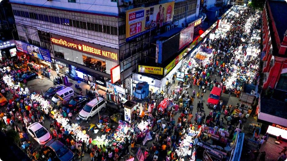 মহালয়া থেকেই ভিড়-যানজট, অবস্থা সামলাতে বাড়তি ট্র্যাফিক পুলিশ নামাতে হল কলকাতায় মহালয়া থেকেই ভিড়-যানজট, অবস্থা সামলাতে বাড়তি ট্র্যাফিক পুলিশ নামাতে হল কলকাতায়