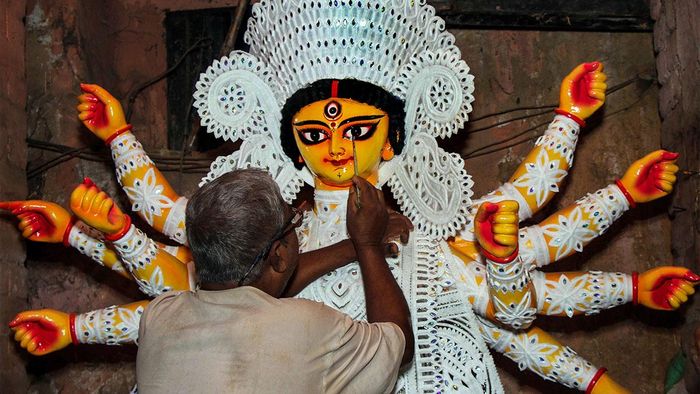 দেবী দুর্গার চক্ষুদান রীতি (ছবি: পিটিআই)