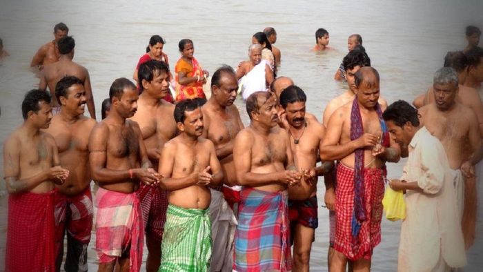 পিতৃ তর্পণের মুহূর্ত (ছবি: ফেসবুক)