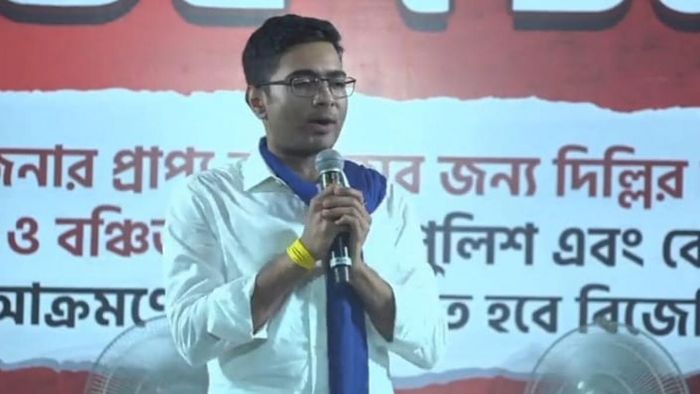 'রাজ্য়পালও পালিয়ে গেলেন', রাজভবনের সামনে ক্ষোভ অভিষেকের
