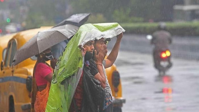 আজও পিছু ছাড়বে না বৃষ্টি, রোদ কবে উঠবে? জানুন আবহাওয়ার আপডেট