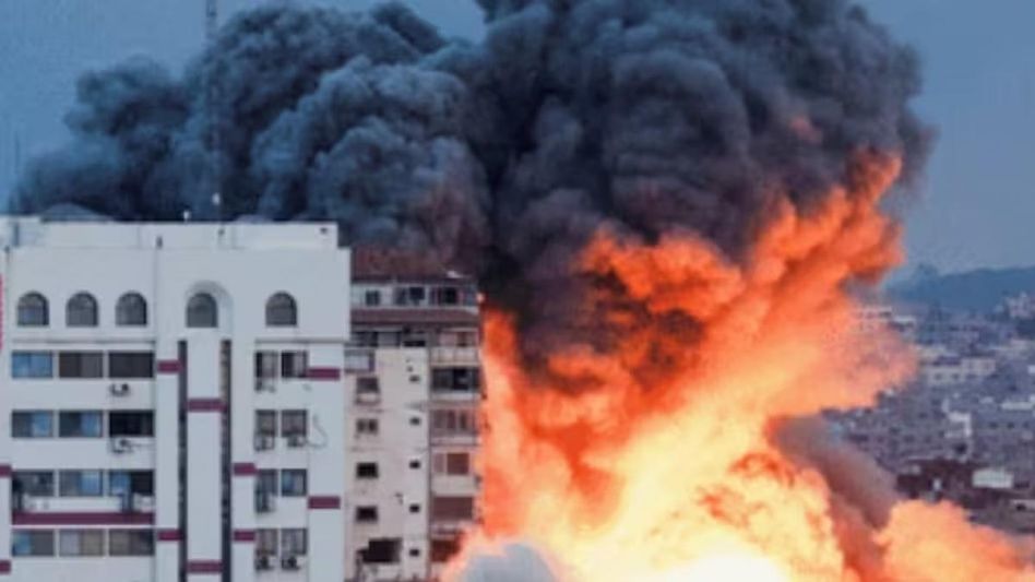 ইজরায়েল-প্যালেস্তাইন যুদ্ধের খেসারত শুরু, ভারতের জন্য ৪ বড় ধাক্কা ইজরায়েল-প্যালেস্তাইন যুদ্ধের খেসারত শুরু, ভারতের জন্য ৪ বড় ধাক্কা