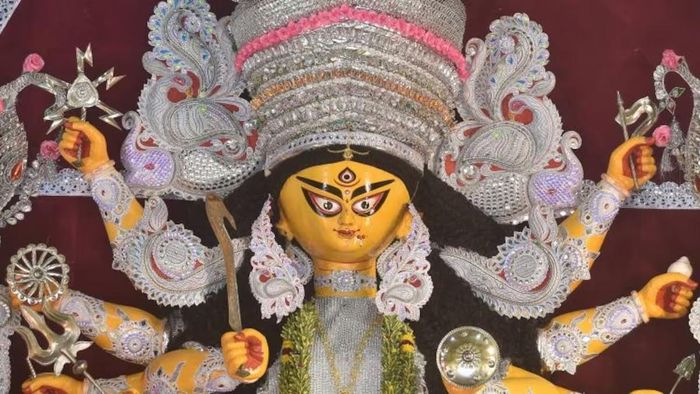 বাড়ির পুরুষরা সবাই মারা গিয়েছেন, পুজো চালিয়ে নিয়ে যাচ্ছেন বাড়ির মহিলারাই