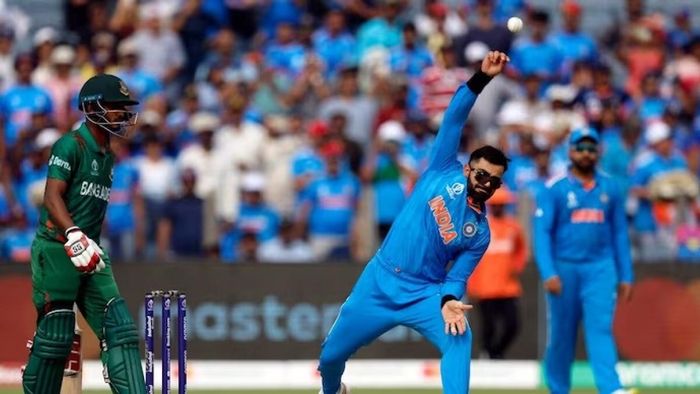 ৬ বছর পর আন্তর্জাতিক ম্যাচে বল করলেন কোহলি, স্টেডিয়ামে চিত্কার, 'বিরাট...বিরাট'