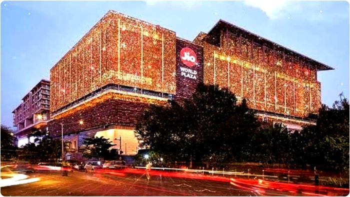 মঙ্গলবার, ৩১ অক্টোবর মুম্বাইতে রিলায়েন্স ইন্ডাস্ট্রিজের মল 'জিও ওয়ার্ল্ড প্লাজা' চালু হয়েছে।