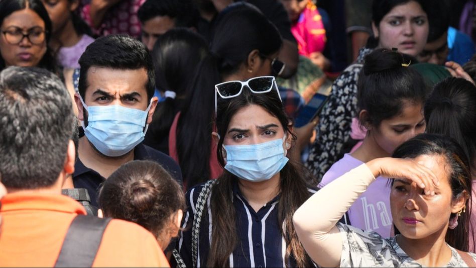 ফের মাস্ক পরতে হবে? জারি হবে COVID বিধিনিষেধ? যা জানা গেল... ফের মাস্ক পরতে হবে? জারি হবে COVID বিধিনিষেধ? যা জানা গেল...