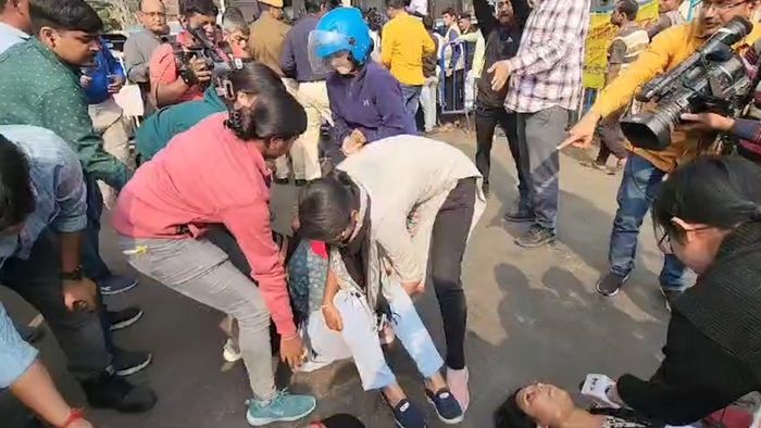 মমতা বন্দ্যোপাধ্যায়ের পাড়ায় বিক্ষোভ উচ্চ প্রাথমিকের চাকরিপ্রার্থীদের