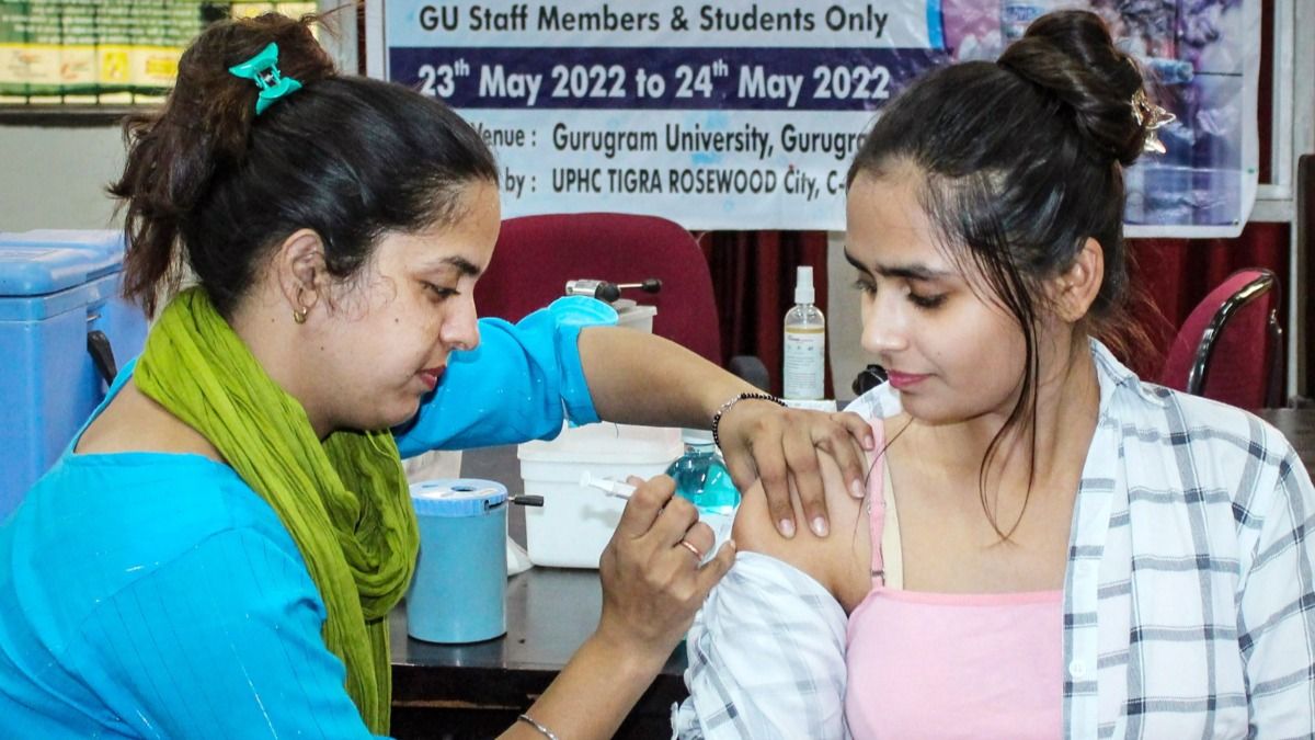 আবার বাড়ছে করোনা, ফের কি ভ্যাকসিন নিতে হবে ?