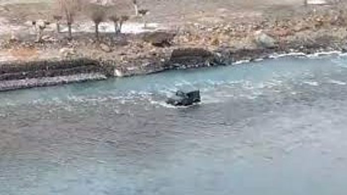 রাস্তায় ট্র্যাফিক জ্যাম, তাই নদী পার হল মাহিন্দ্রা থার